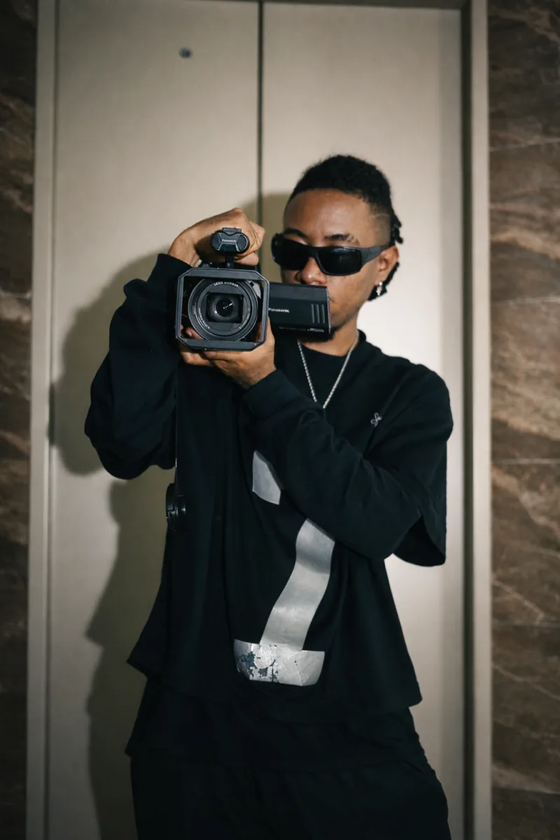 Camarógrafo grabando con una cámara de video Panasonic con lente Leica